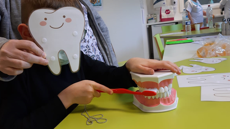 Enfant pendant une action de prévention MT'Dents dans une école