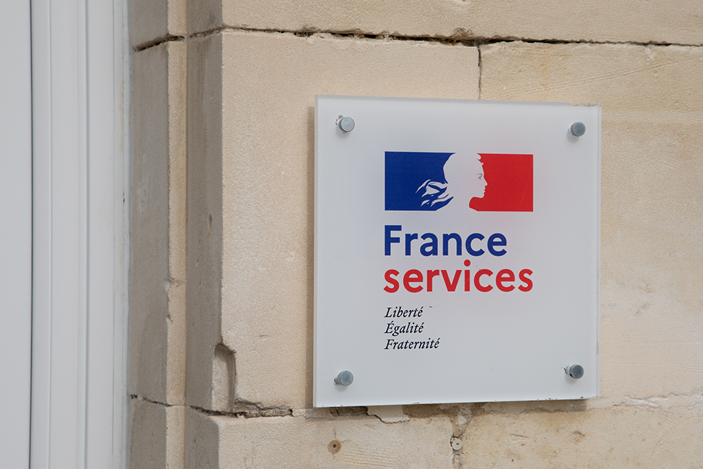 Plaque France Services. Photo : Adobe Stock