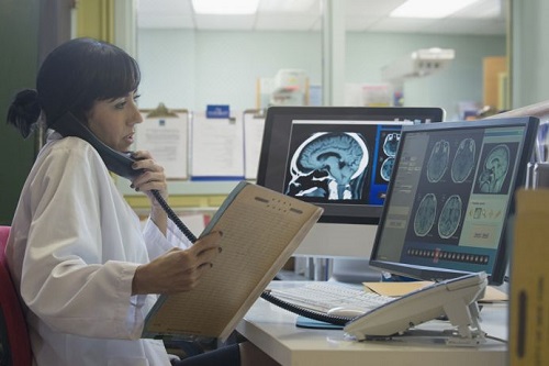 Téléconsultation d'une femme médecin