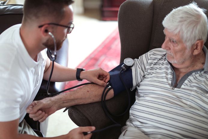 Médecin qui prend la tension d'un patient