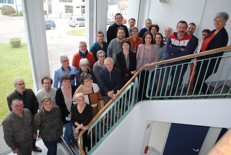 Photo des conseillers, représentants du personnel et agents de direction dans un escalier de la CPAM de l'Orne