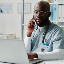 Médecin au téléphone