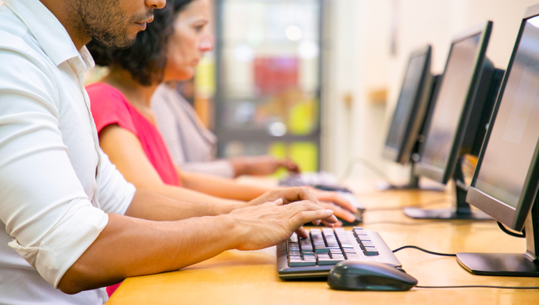 Photos de conseillers en train de saisir sur ordinateurs.