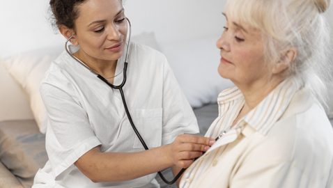 Photo d'un médecin avec sa patiente
