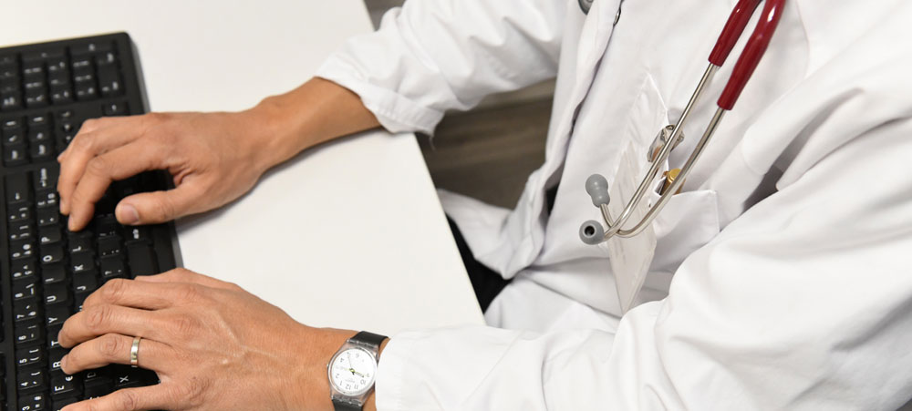 Médecin sur son ordinateur
