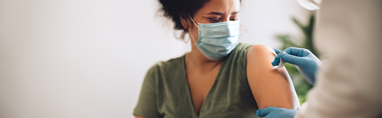 Photo d'une femme se faisant vacciner.