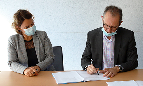 Photo de la signature avec Caroline Hay, infirmière agissant en qualité de présidente de la CPTS Tourcoing - Mouvaux - Neuville-en-Ferrain et M. Bouquet.