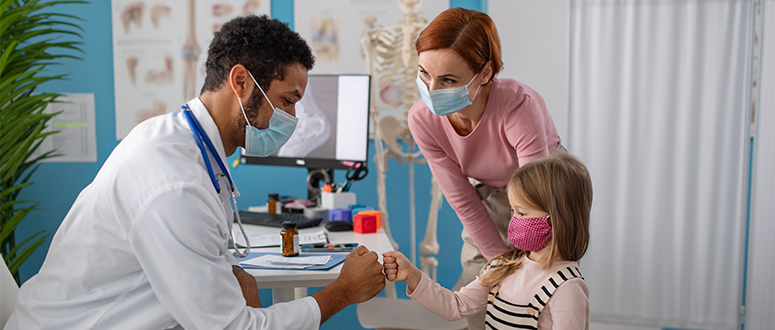 Médecin prenant en charge une patiente et sa petite fille.