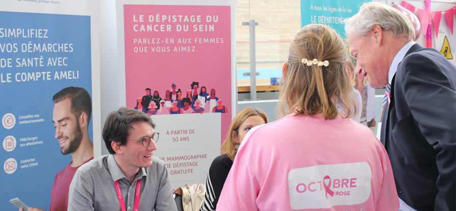 photo représentant des personnes et des agents au stand Octobre Rose.