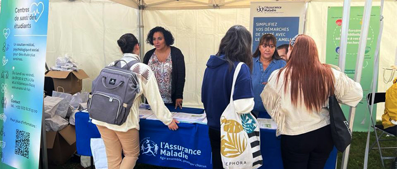 Photo d'un stand d'information lors des journées d'intégration des étudiants internationaux.