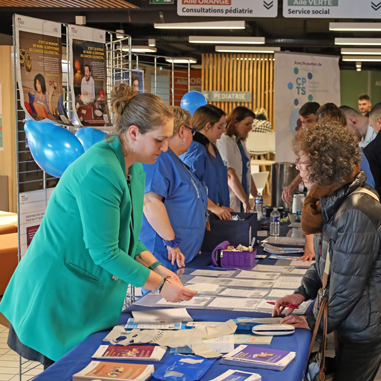 Photo du stand mars bleu, avec quelques personnes