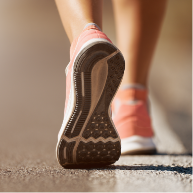 Photo du pied d'une personne en train de marcher chaussé d'une basket