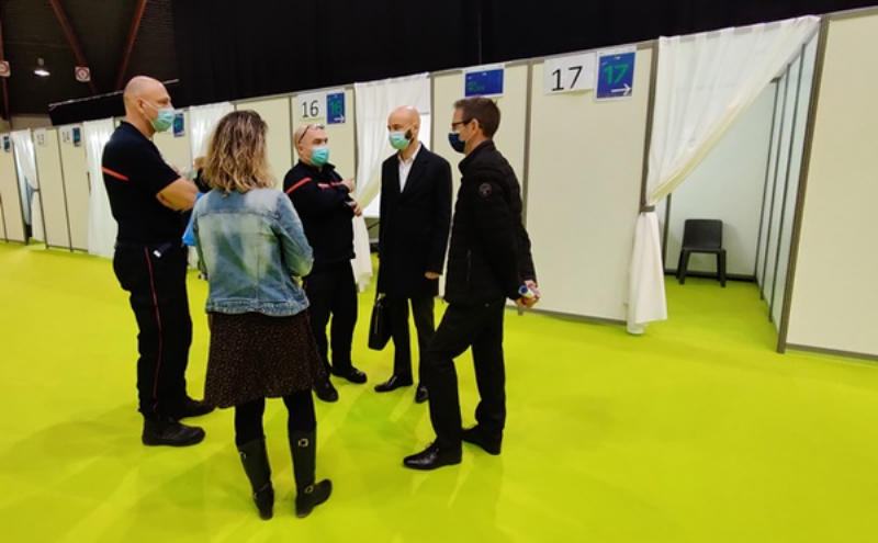 Pascal Rochois, Directeur de la CPAM de la Sarthe et Thomas Bernard, Directeur en charge des relations avec les professionnels de santé et les établissements, aux côtés de deux sapeurs-pompiers de la Sarthe, au vaccinodrome du Mans 