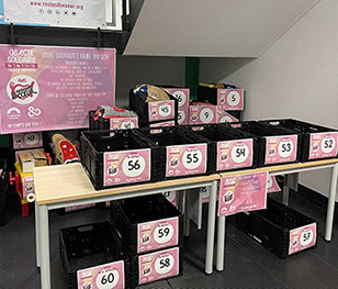 Photo de la collecte solidaire 80 colis pour les 80 ans, réalisée en partenariat avec la Caf de la Sarthe, au profit des Restos du coeur