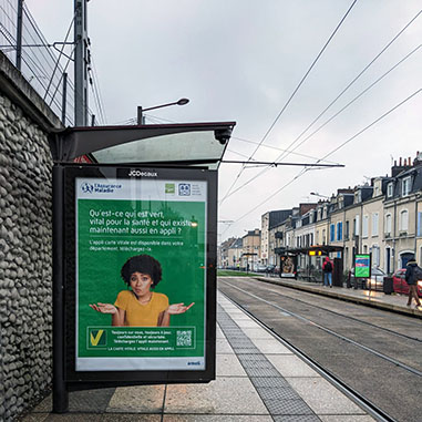 Photo d'une affiche appli carte Vitale sur un arrêt de tramway du Mans en novembre 2024