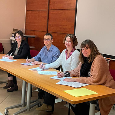 Photo de la signature de l'ACI de la MSP Luché-Pringé - Le Lude par les représentants de la MSP, de l'ARS Pays de la Loire et de la CPAM de la Sarthe