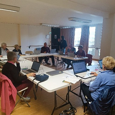 Photo représentant une réunion entre la Coordinatrice France services de la CPAM et des agents France services