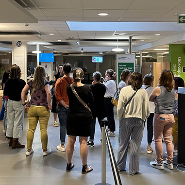 Photo de la visite de l'accueil de la CPAM de la Sarthe par les agents des France services
