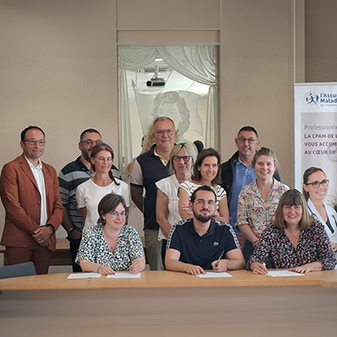 Photo de la signature de l'accord conventionnel interprofessionnel de la MSP de Montfort-le-Gesnois par les représentants de la MSP, de l'ARS Pays de la Loire et de la CPAM de la Sarthe