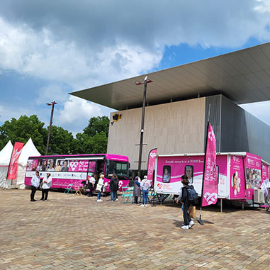 Photo du Bus du coeur des femmes présents place des Jacobins au Mans