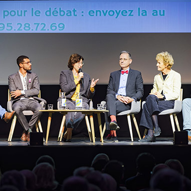 Fabienne Bonomelli, directrice adjointe de la CPAM de la Sarthe participe à une table ronde sur la santé lors du Congrès des Maires de la Sarthe