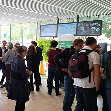 Photos de personnes sur les stands des Vitale days au Mans