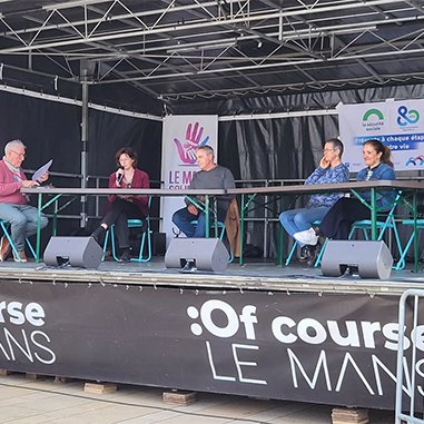 Fabienne Bonomelli, directrice adjointe de la CPAM de la Sarthe, parle au micro lors de la table ronde sur les 80 ans de la Sécurité sociale 