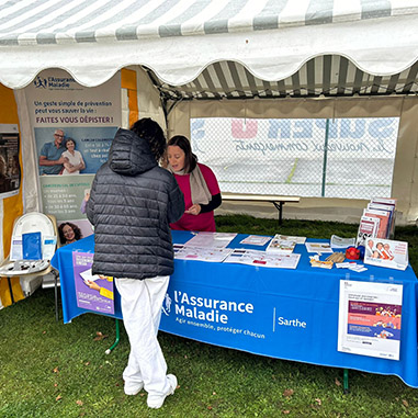 Photo d'un stand de sensbilisation au dépistage organisé des cancers sur un événement à l'occasion d'Octobre rose