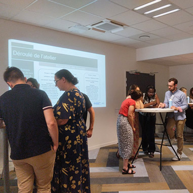 Séminiare CRPO dans les locaux de la CPAM de la Sarthe : des groupes de personnes travaillent sur des ateliers