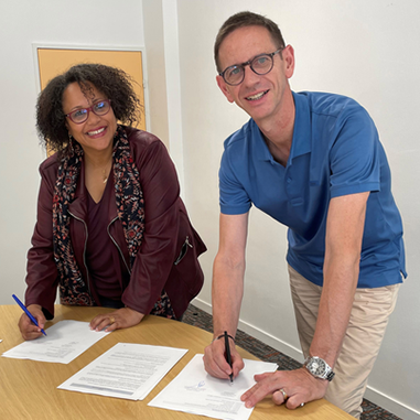 Photo de la signature de la convention par Ymane Alihamidi-Chanfi, directrice de la Caf de la Sarthe et Pascal Rochois, directeur de la CPAM de la Sarthe