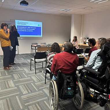 Photo de la conférence de presse sur la mise en place du dispositif Picto access dans les accueils de la CPAM de la Sarthe, en présence des journalistes et des représentants de la délégation sarthoise d'APF France handicap