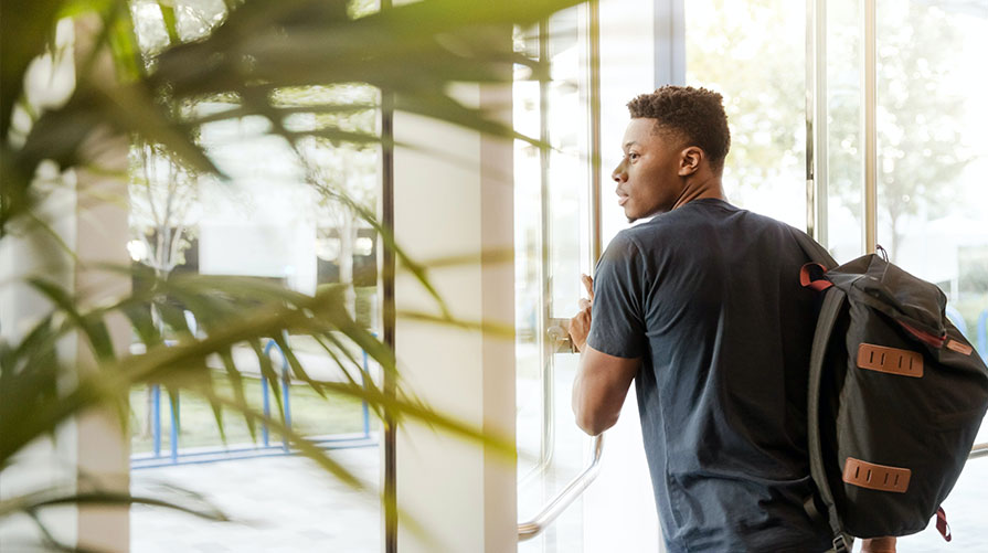 Un jeune homme en déplacement