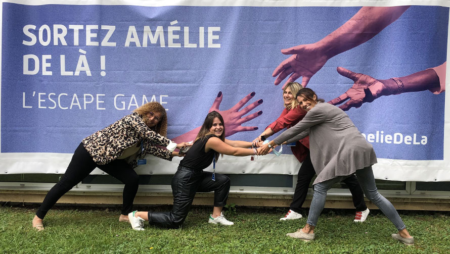 Photo de Julie MORAND, Alix BURDIN, Séverine POURPLANQUE et Samira MAKHLOUFI devant l'escape game