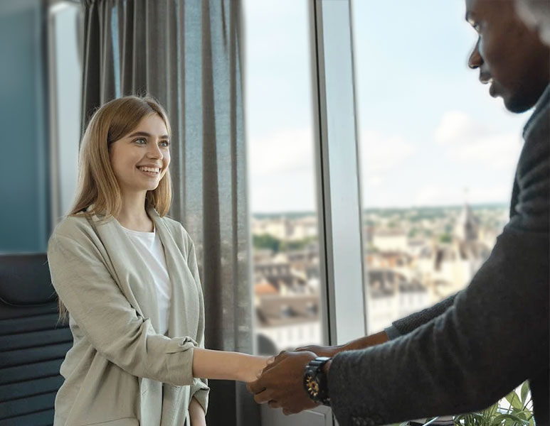 Photo d'illustration de recrutement avec deux personnes