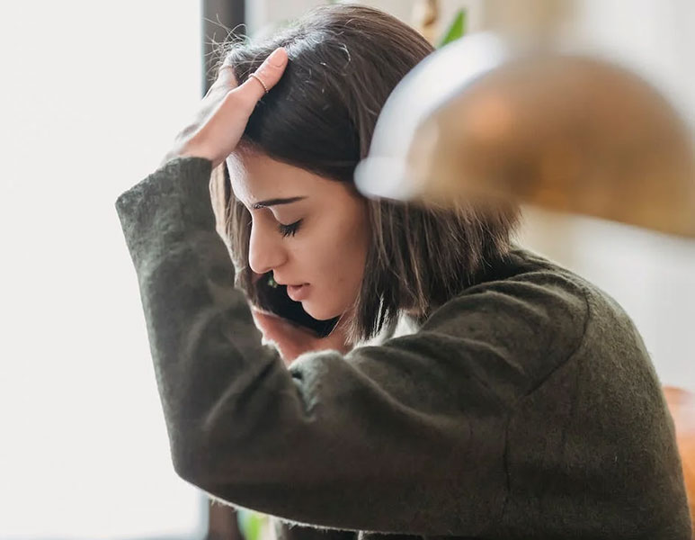 Une femme passe un appel téléphonique pour débloquer son dossier