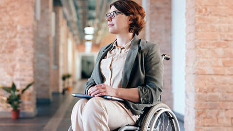Photo d'une femme en fauteil roulant, regardant au loin - crédits photo Pexel