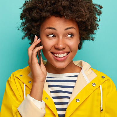 Photo d'une femme passant un appel téléphonique. Crédits wayhomestudio sur Freepik