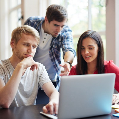 Photo d'étudiants derrière un ordinateur - crédit photo : pressfoto sur Freepik