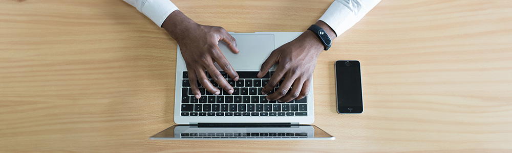 Photo d'un homme réalisant une saisie sur un clavier - crédits photo Pexel