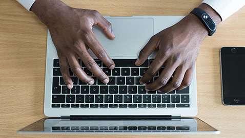 Photo d'un homme réalisant une saisie sur un clavier - crédits photo Pexel