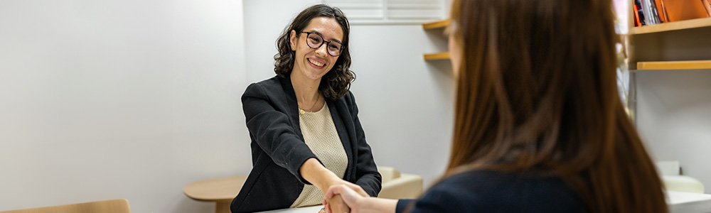 Photo de deux femmes lors d'un recrutement - crédits photo Pexel