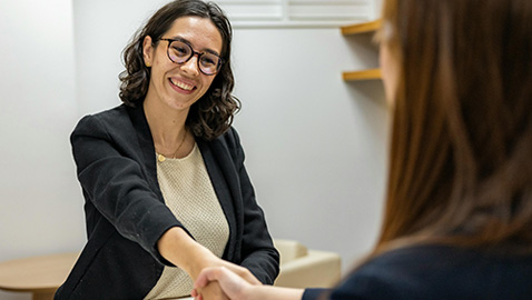 Photo de deux femmes lors d'un recrutement - crédits photo Pexel