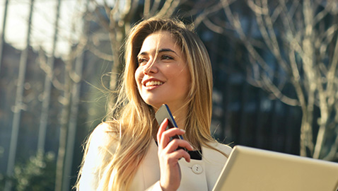 Photo d'une femme au téléphone en extérieur - crédits photo Pexel