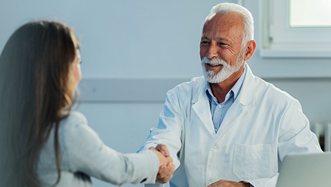 Un médecin et sa patiente en consultation. Crédit photo : Pexel