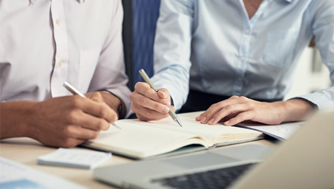 Deux personnes en réunion