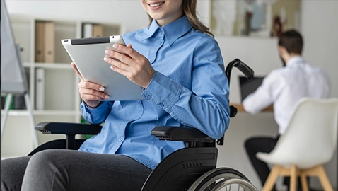 Une personne en fauteuil roulant tenant un bon de prise en charge