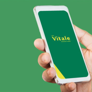 Photo d'un smartphone avec l'appli carte Vitale