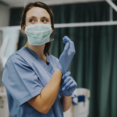Infirmière en préparation avant un acte médical