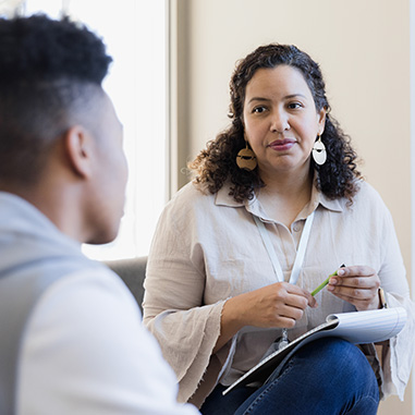 Un agent d'accueil recevant un adolescent dans un bureau