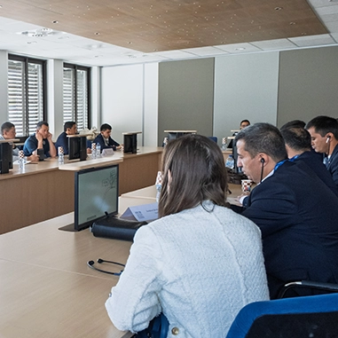 Membres de la délégation ouzbèke en réunion